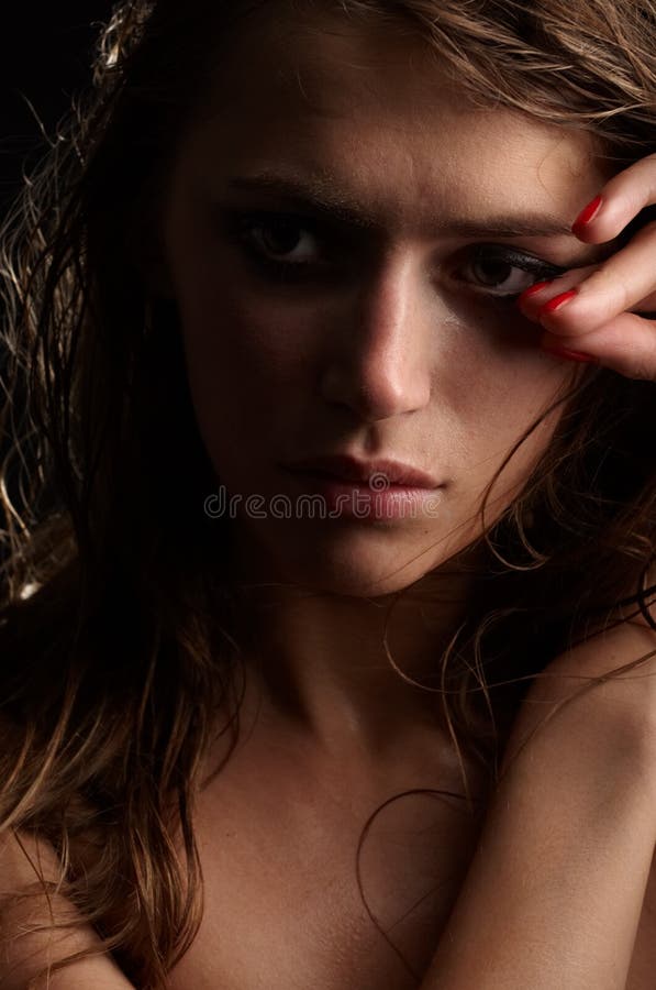 Trauriges Frauenporträt schönen langen Haar Brunette, Atelieraufnahme stockbild Trauriges Frauenporträt schönen langen Haar Brunette, Atelieraufnahme stockbild