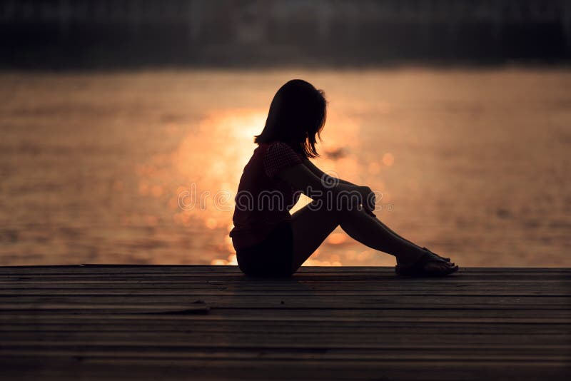 Trauriges Frauenschattenbild gesorgt stockfotografie