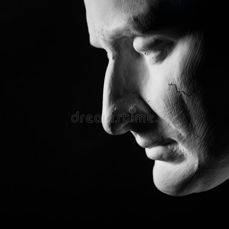 Trauriges Gesicht vom Gipsmenschlichen Hauptprofil, das hinunter und in starken Kontrast des Lichtes und des Schattens mit einfac stockfoto Trauriges Gesicht vom Gipsmenschlichen Hauptprofil, das hinunter und in starken Kontrast des Lichtes und des Schattens mit einfac stockfoto
