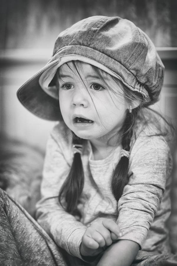 Trauriges Kind Schwarz Weiss Sufferinglittle Madchen Mit Furcht Im Gesicht Stockfoto Bild Von Trauriges Schwarz