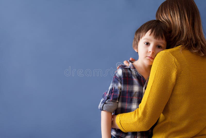 Traurige Kleine Kinder, Jungen, Ihre Mutter Zu Hause Umarmend, Isolat