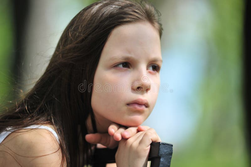 Trauriges kleines Mädchen stockfotografie Trauriges kleines Mädchen stockfotografie