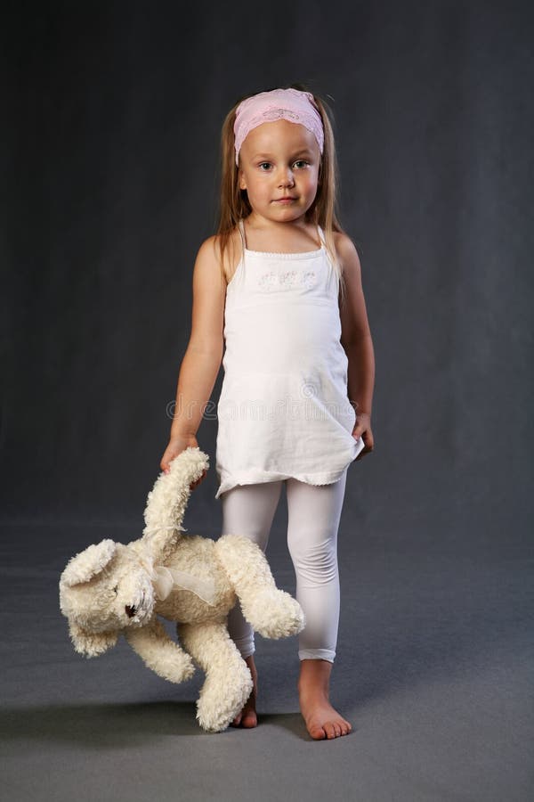 Trauriges kleines Mädchen lizenzfreie stockbilder