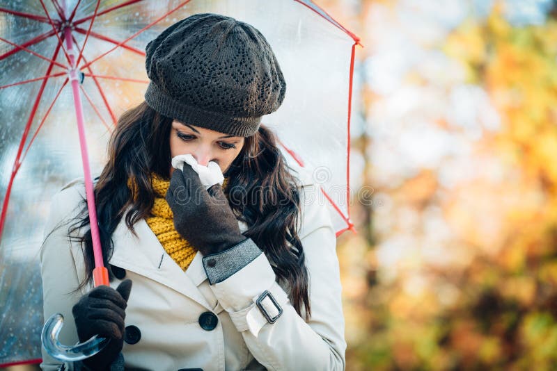 Traurigkeitsgrippe und -kälte auf Herbst lizenzfreies stockbild