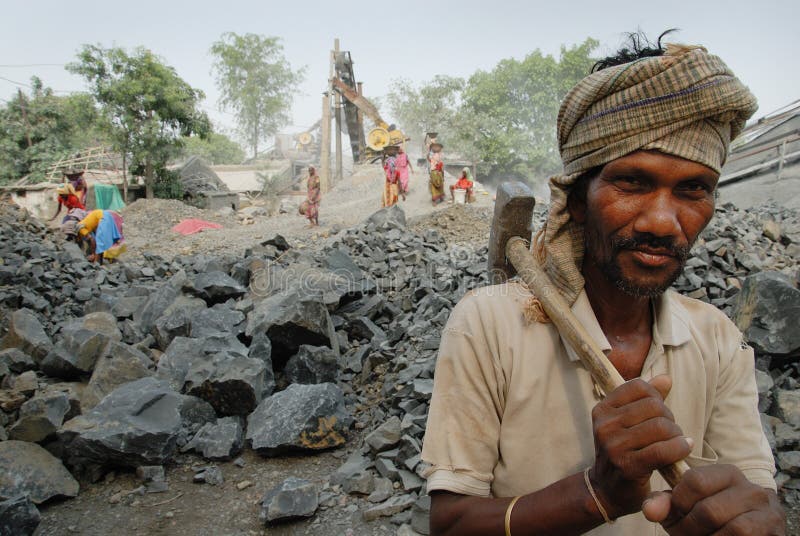 Une Soudure De Travail Indienne Sur La Structure De Fer Indiens Pendant La Construction Du Pont