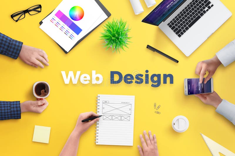 Travail d'?quipe de conception web sur le concept de projet Bureau jaune avec le texte de conception web images libres de droits Travail d'?quipe de conception web sur le concept de projet Bureau jaune avec le texte de conception web images libres de droits