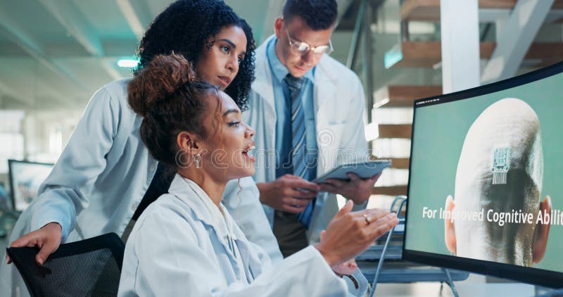 Travail d'équipe de recherche et personnes avec micropuce d'écran d'ordinateur et neurosciences avec la planification. Scientifiqu photographie stock libre de droits