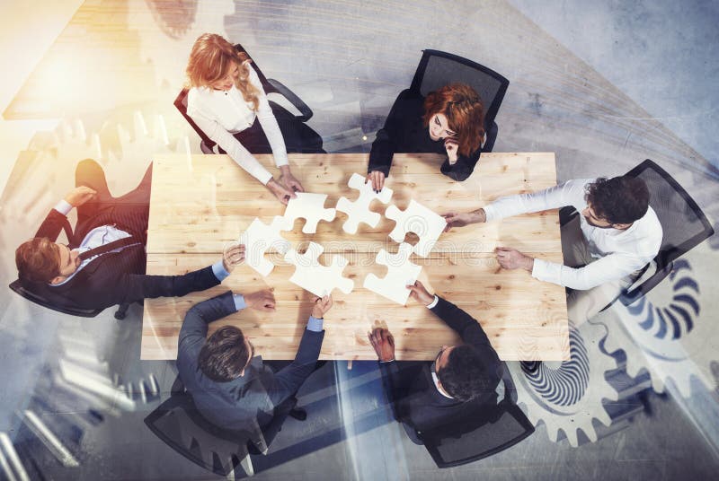 Travail d'équipe des associés Concept de l'intégration et du démarrage avec les morceaux de puzzle et le recouvrement de vitesse photographie stock libre de droits Travail d'équipe des associés Concept de l'intégration et du démarrage avec les morceaux de puzzle et le recouvrement de vitesse photographie stock libre de droits