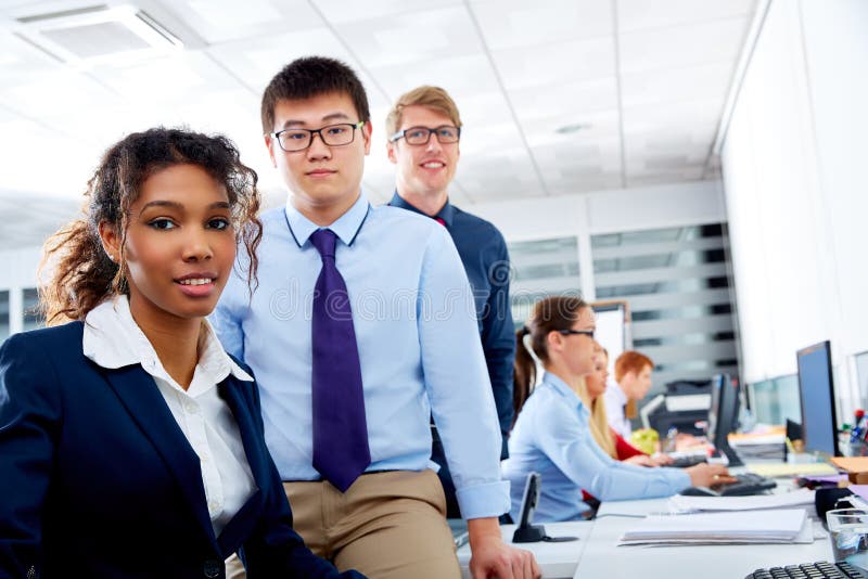 Travail d'équipe ethnique multi des jeunes d'équipe d'affaires image stock Travail d'équipe ethnique multi des jeunes d'équipe d'affaires image stock