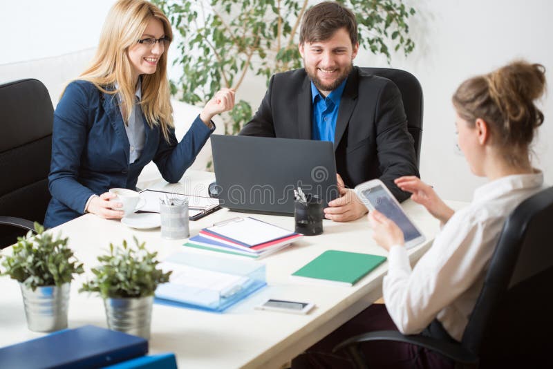 Travail d'équipe à l'intérieur du bureau image libre de droits Travail d'équipe à l'intérieur du bureau image libre de droits