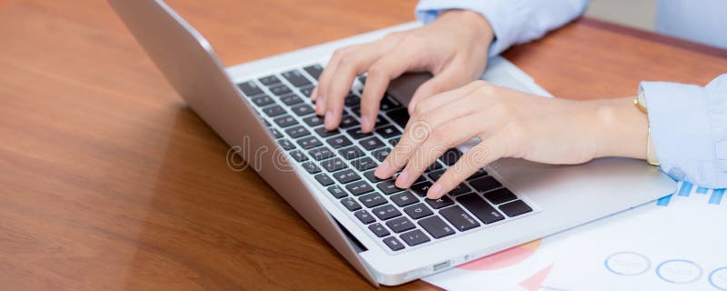 Travail de plan rapproché avec l'analyse de finances et les données de rabotage sur l'ordinateur portable, dactylographie et grap images stock Travail de plan rapproché avec l'analyse de finances et les données de rabotage sur l'ordinateur portable, dactylographie et grap images stock