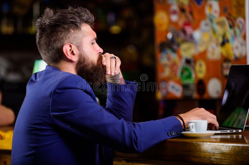 Travail en ligne Carnet en ligne de blog de travail d'indépendant de hippie Internet surfant Avantage indépendant Homme d'affaire photographie stock libre de droits Travail en ligne Carnet en ligne de blog de travail d'indépendant de hippie Internet surfant Avantage indépendant Homme d'affaire photographie stock libre de droits