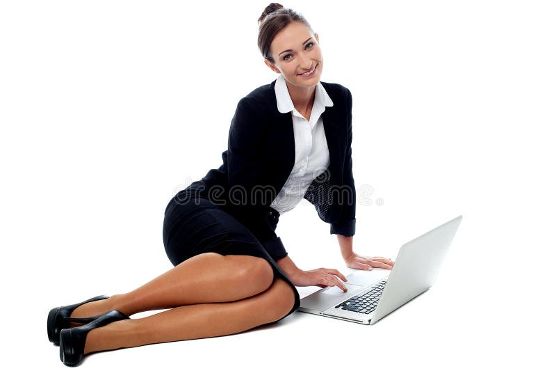 Travail exécutif femelle dans l'ordinateur portable images stock Travail exécutif femelle dans l'ordinateur portable images stock