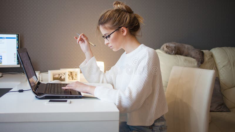 Travail indépendant et à distance. Siège social qu'une jeune femme professionnelle est resté à la maison et travaille en ligne. photographie stock