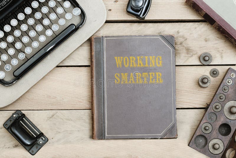Travail plus futé sur la couverture de vieux livre au bureau avec le vintage il images libres de droits Travail plus futé sur la couverture de vieux livre au bureau avec le vintage il images libres de droits