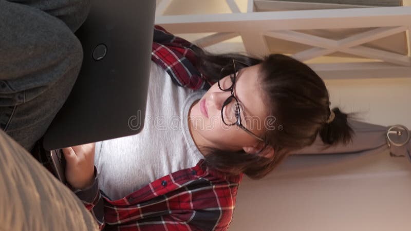 Travail à distance verticale freelancer femme ordinateur portable banque de vidéos