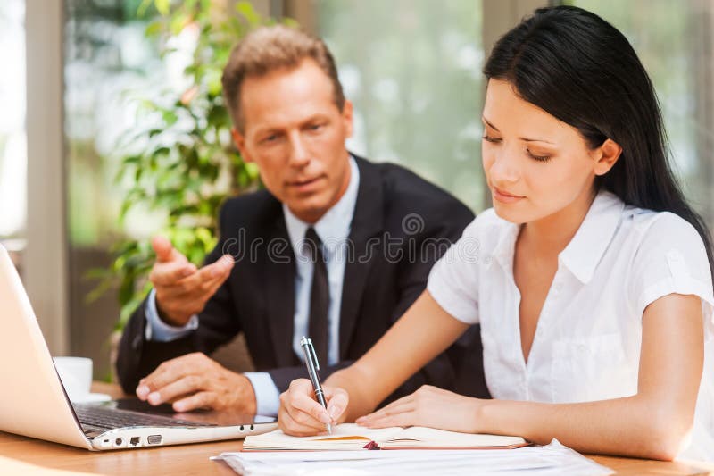 Travailler sur le projet ensemble images stock