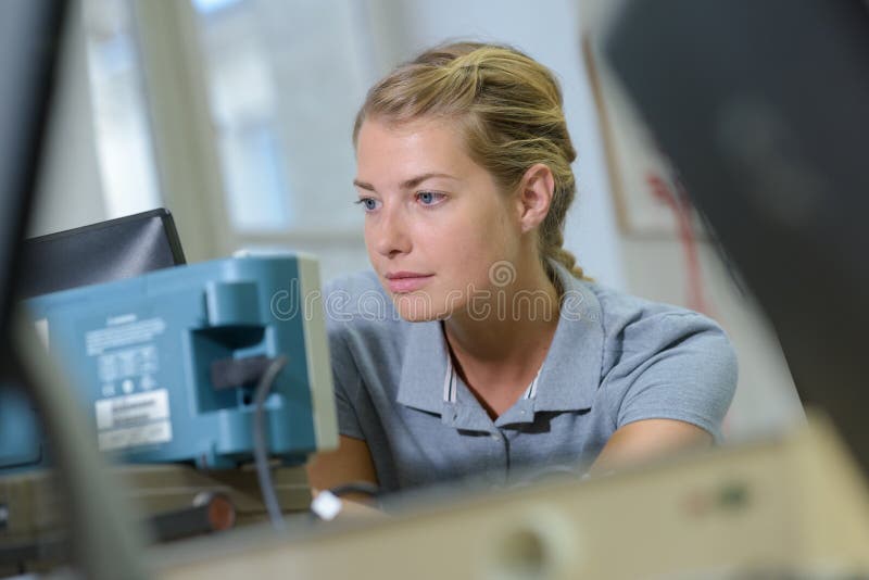 Travailler à la machine électronique photos stock Travailler à la machine électronique photos stock