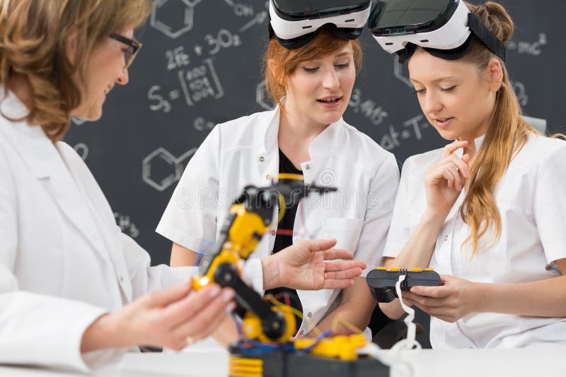 Travailler à la réalité virtuelle photographie stock libre de droits Travailler à la réalité virtuelle photographie stock libre de droits