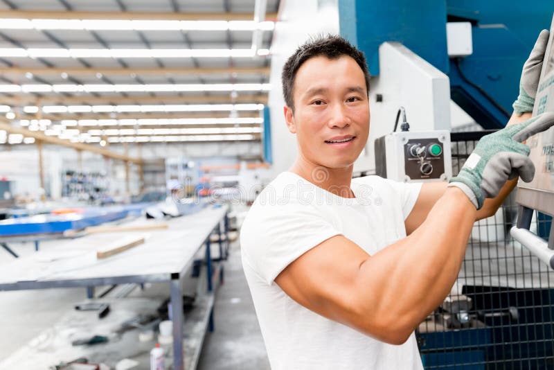 Travailleur asiatique dans l'usine sur l'usine image libre de droits Travailleur asiatique dans l'usine sur l'usine image libre de droits
