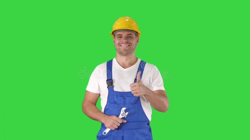 Travailleur avec le pouce d'apparence de cl? et souriant? la cam? ra sur un? cran vert, cl? de chroma clips vidéos