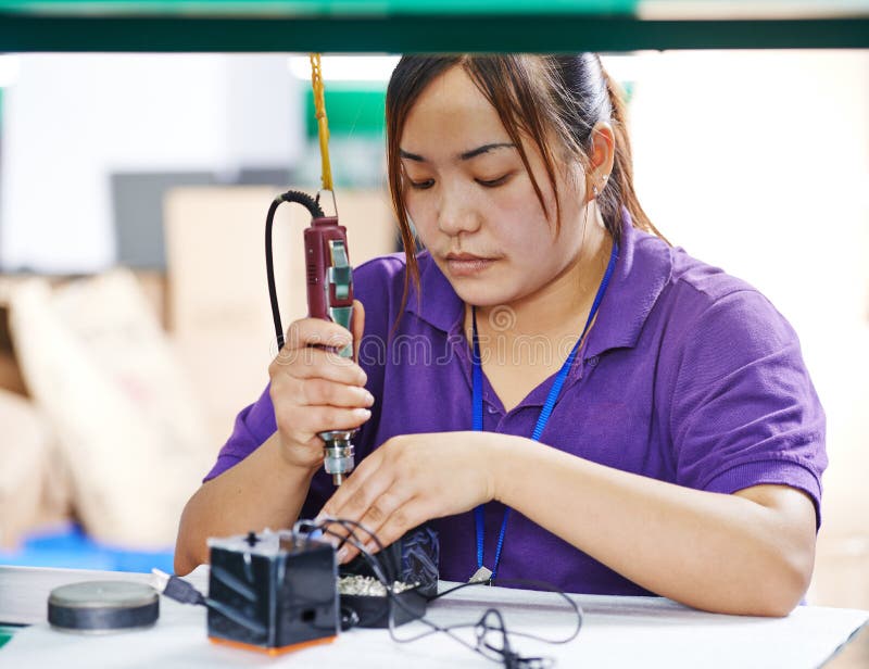 Travailleur chinois féminin dans l'usine