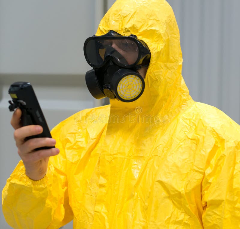 Homme En Costume De Protection Chimique Jaune Et Masque à Gaz