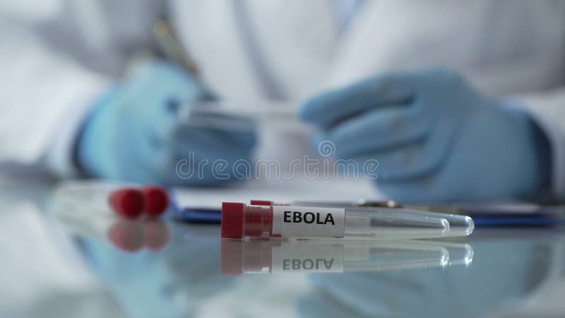 Travailleur de Centre de Contrôle des Maladies décrivant des effets de mutation de virus d'ebola