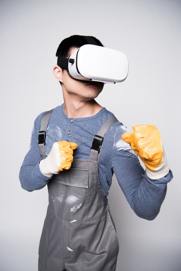 Travailleur de la construction employant des verres de réalité virtuelle images stock