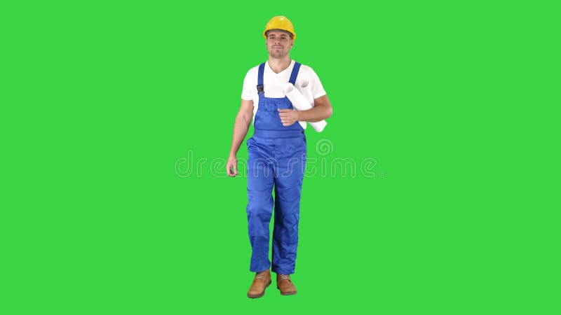 Travailleur de la construction marchant avec les croquis de mise au point et souriant? la cam? ra sur un? cran vert, cl? de chrom clips vidéos