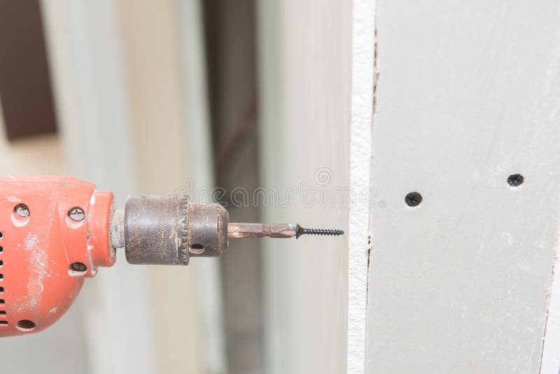 Travailleur de la construction tenant le foret de main photographie stock libre de droits Travailleur de la construction tenant le foret de main photographie stock libre de droits