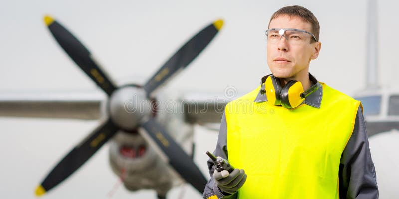Travailleur de sexe masculin d'aéroport photos stock