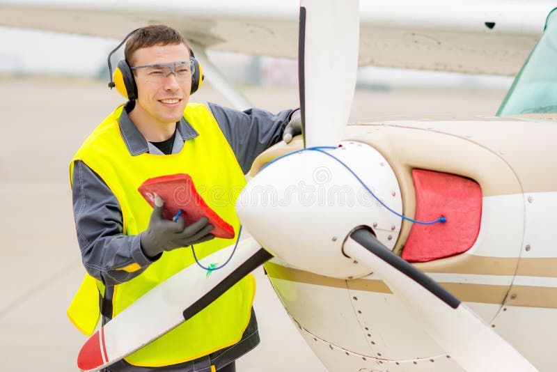 Travailleur de sexe masculin d'aéroport image stock