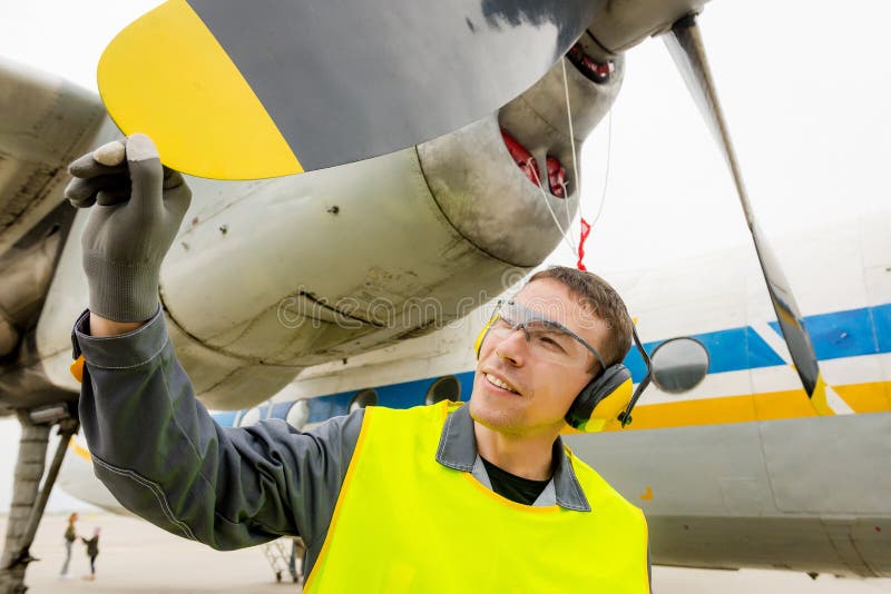 Travailleur de sexe masculin d'aéroport photographie stock libre de droits