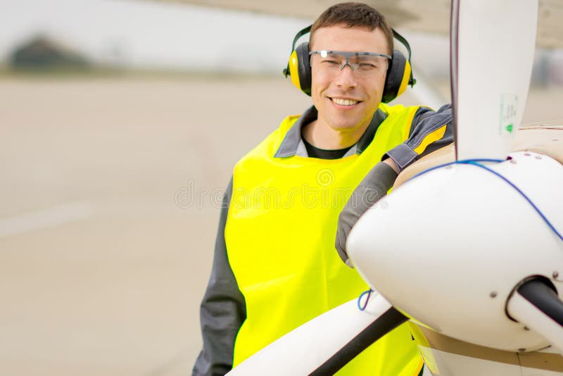 Travailleur de sexe masculin d'aéroport photo stock