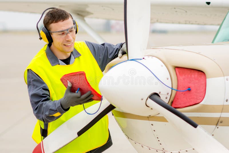 Travailleur de sexe masculin d'aéroport images libres de droits