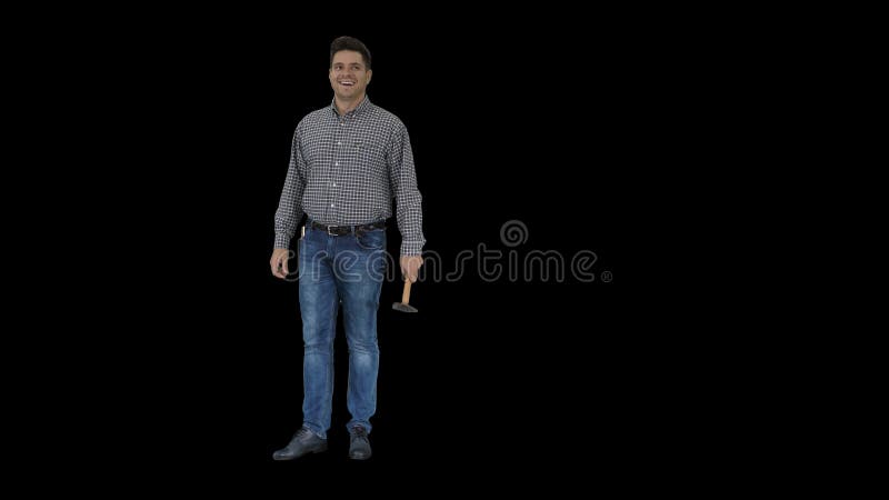 Travailleur de sourire faisant le geste correct avec le marteau? disposition, Alpha Channel banque de vidéos