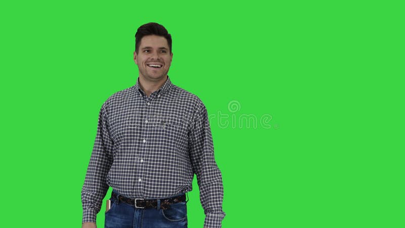 Travailleur de sourire faisant le geste correct avec le marteau? disposition sur un? cran vert, cl? de chroma clips vidéos