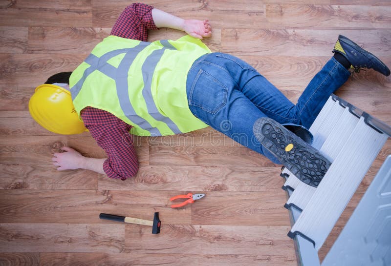 Travailleur douloureux ensuite sur la blessure du travail images libres de droits Travailleur douloureux ensuite sur la blessure du travail images libres de droits