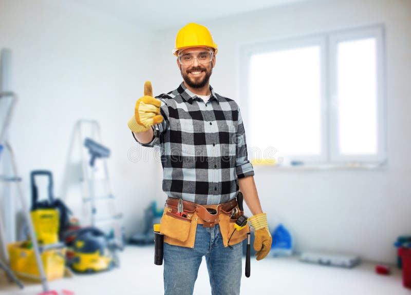 Travailleur ou constructeur mâle heureux montrant les pouces