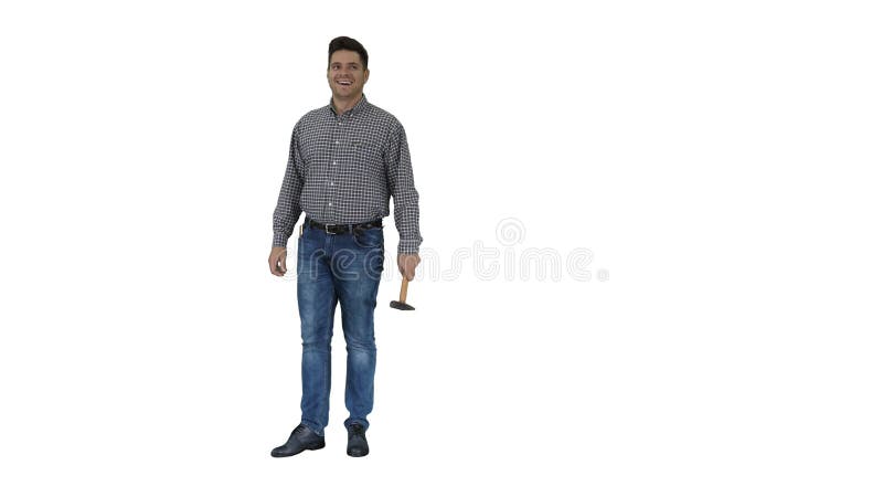 Travailleur souriant faisant un bon geste avec un marteau Ã  la main sur fond blanc clips vidéos