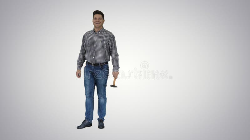 Travailleur souriant faisant un bon geste avec un marteau à la main sur fond de gradient clips vidéos