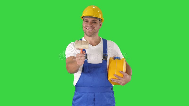 Travailleur tenant le pinceau souriant? la cam? ra sur un? cran vert, cl? de chroma clips vidéos