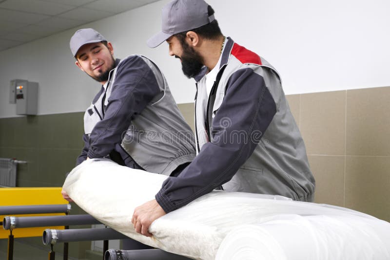 Tapis De Nettoyage De Travailleur Masculin Sur L'équipement De Machine à  Laver Automatique Et Sèche-linge Dans La Buanderie