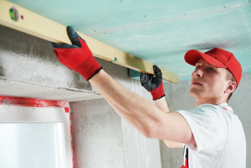 Travaux de construction de plafond suspendu de gypse Contr?le de qualit? photos stock Travaux de construction de plafond suspendu de gypse Contr?le de qualit? photos stock