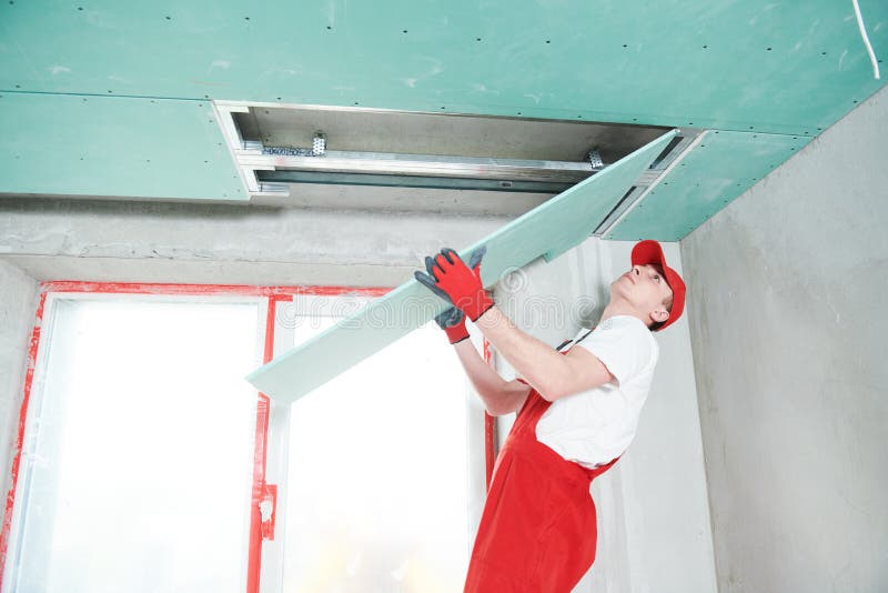 Travaux de construction de plaque de plâtre de gypse au plafond suspendu photo stock Travaux de construction de plaque de plâtre de gypse au plafond suspendu photo stock