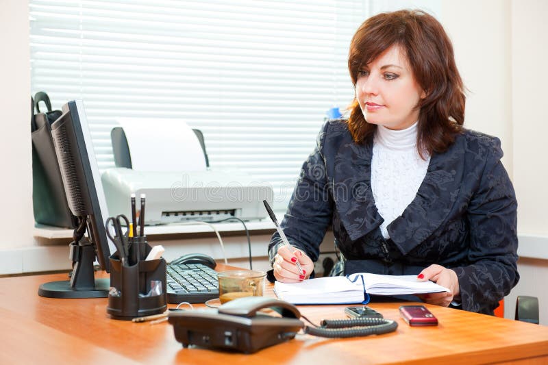 Femme d'affaires travaille images libres de droits