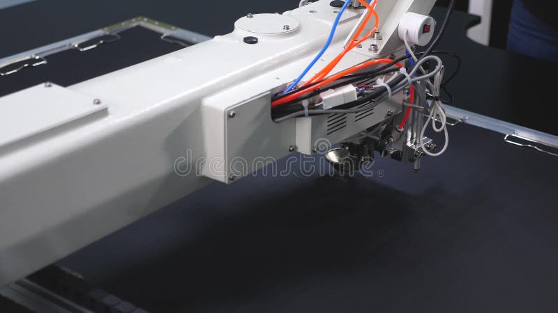 Travaux de robotique dans la cha? ne de production de mise sur pied Les gestions par ordinateur la machine? coudre mod? le de brod banque de vidéos