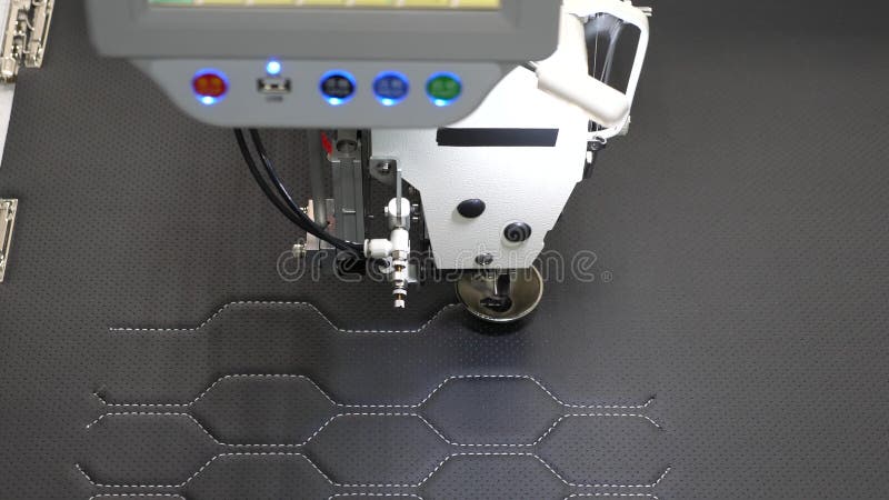 Travaux de robotique dans la cha? ne de production de mise sur pied Machine? coudre de robot Machine? coudre automatique Les ges banque de vidéos