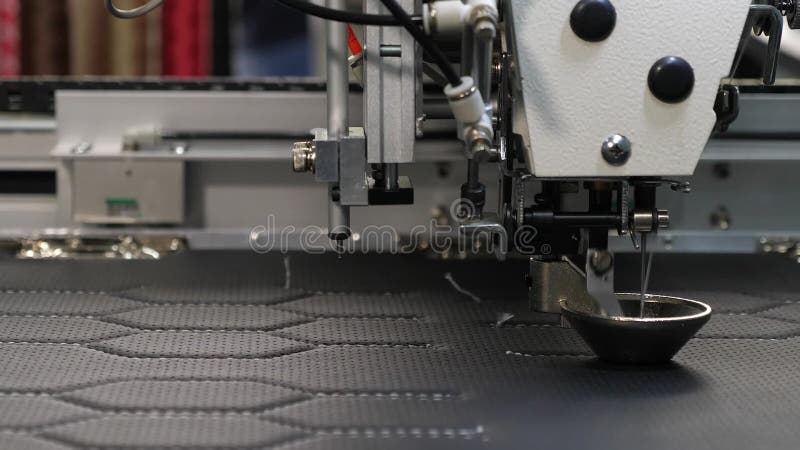 Travaux de robotique dans la cha? ne de production de mise sur pied Machine? coudre de robot Gestions par ordinateur la machine? banque de vidéos